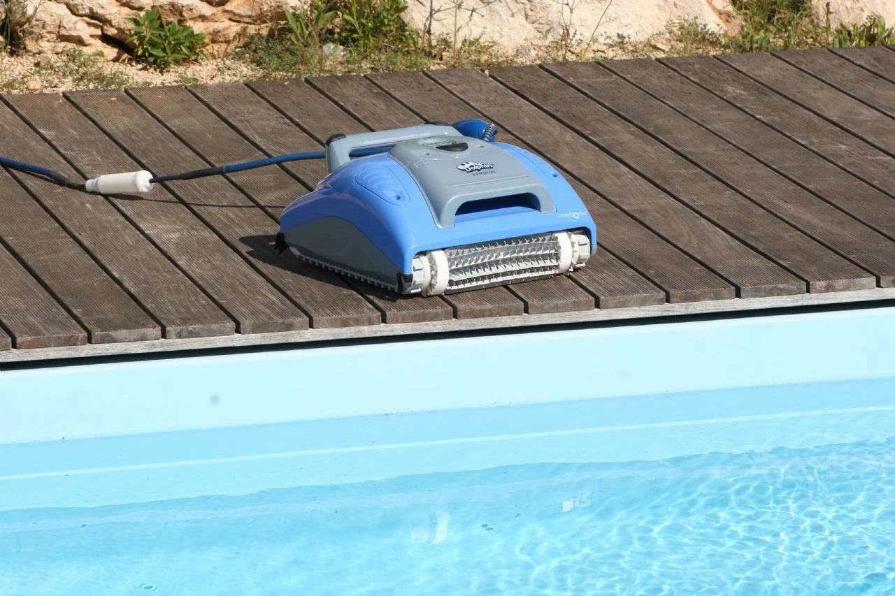 Dolphin Supreme M200 Electronic Swimming Pool Cleaner 2 Dolphin Supreme M200 Electronic Swimming Pool Cleaner - Image 2