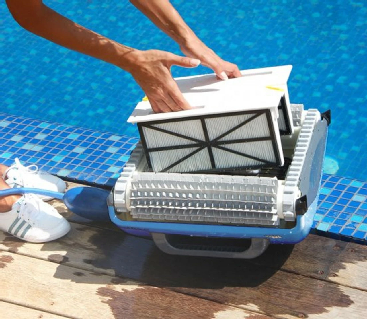 Dolphin Supreme M200 Electronic Swimming Pool Cleaner 3 Dolphin Supreme M200 Electronic Swimming Pool Cleaner - Image 3