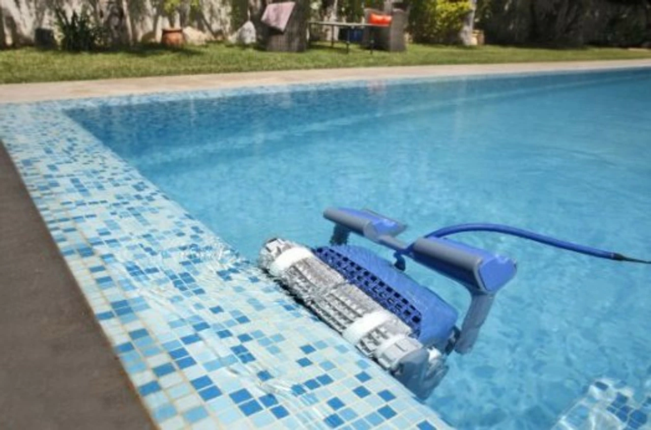 Dolphin Supreme M400 Pro Automatic Swimming Pool Cleaner 4 Dolphin Supreme M400 Pro Automatic Swimming Pool Cleaner - Image 4